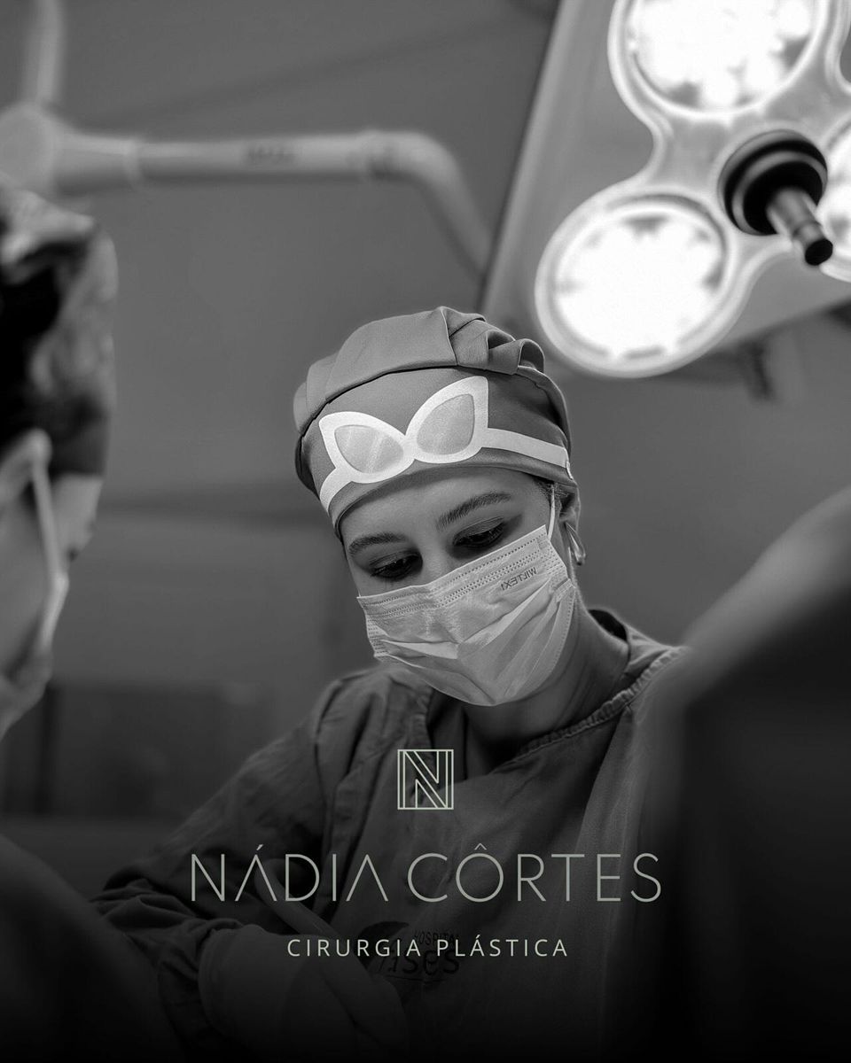 Dra. Nádia Côrtes operando no centro cirúrgico