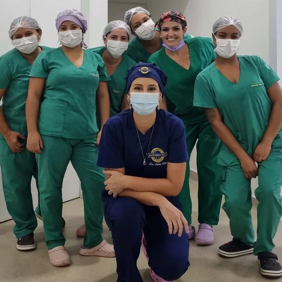 Dra. Nádia Côrtes com a equipe do centro cirúrgico