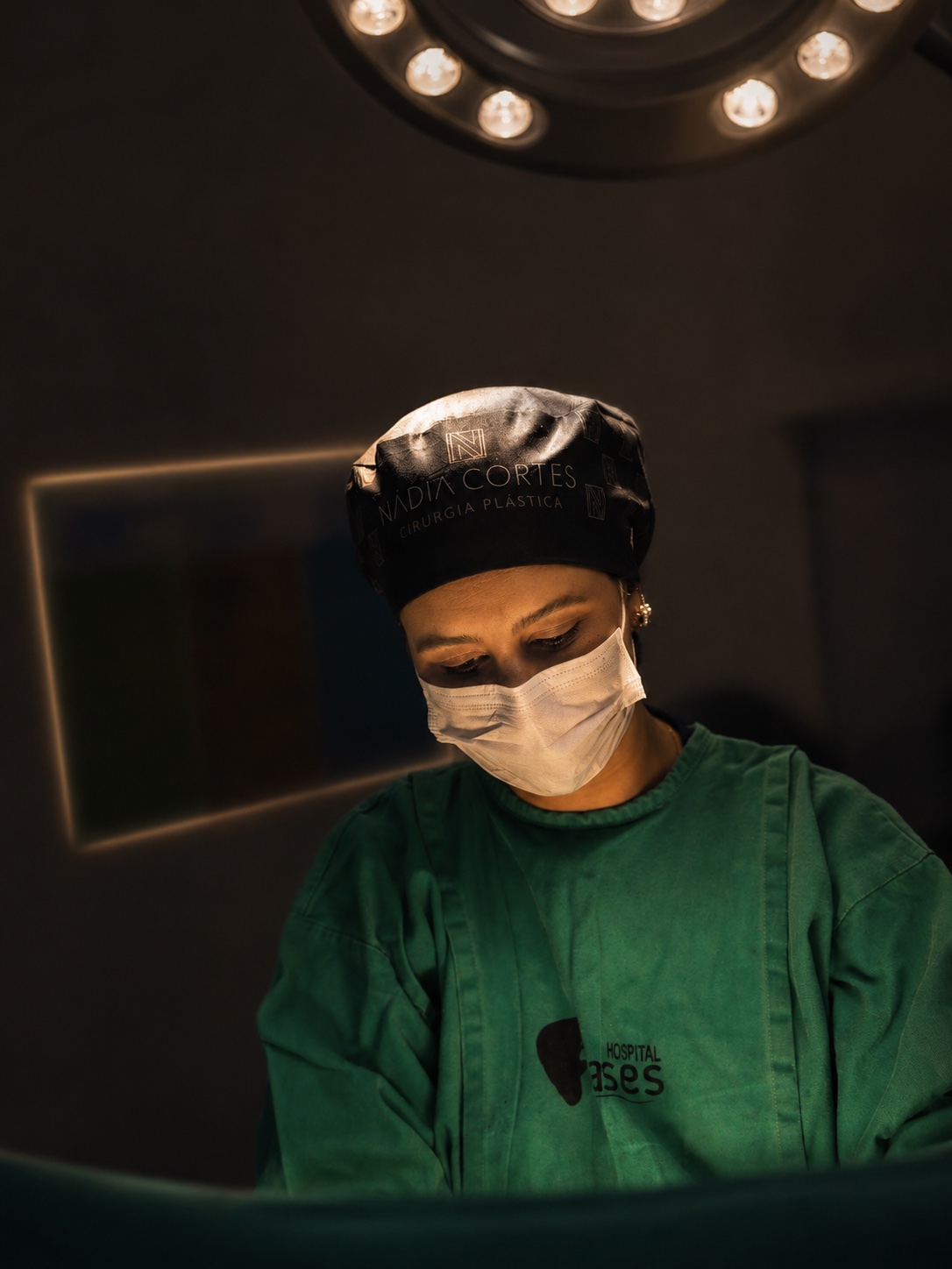 Dra. Nádia Côrtes segurando uma prótese de silicone