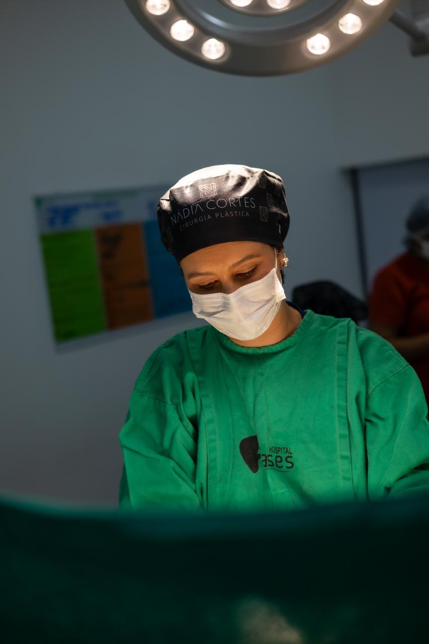 Dra. Nádia Côrtes, especialista em prótese de recuperação rápida